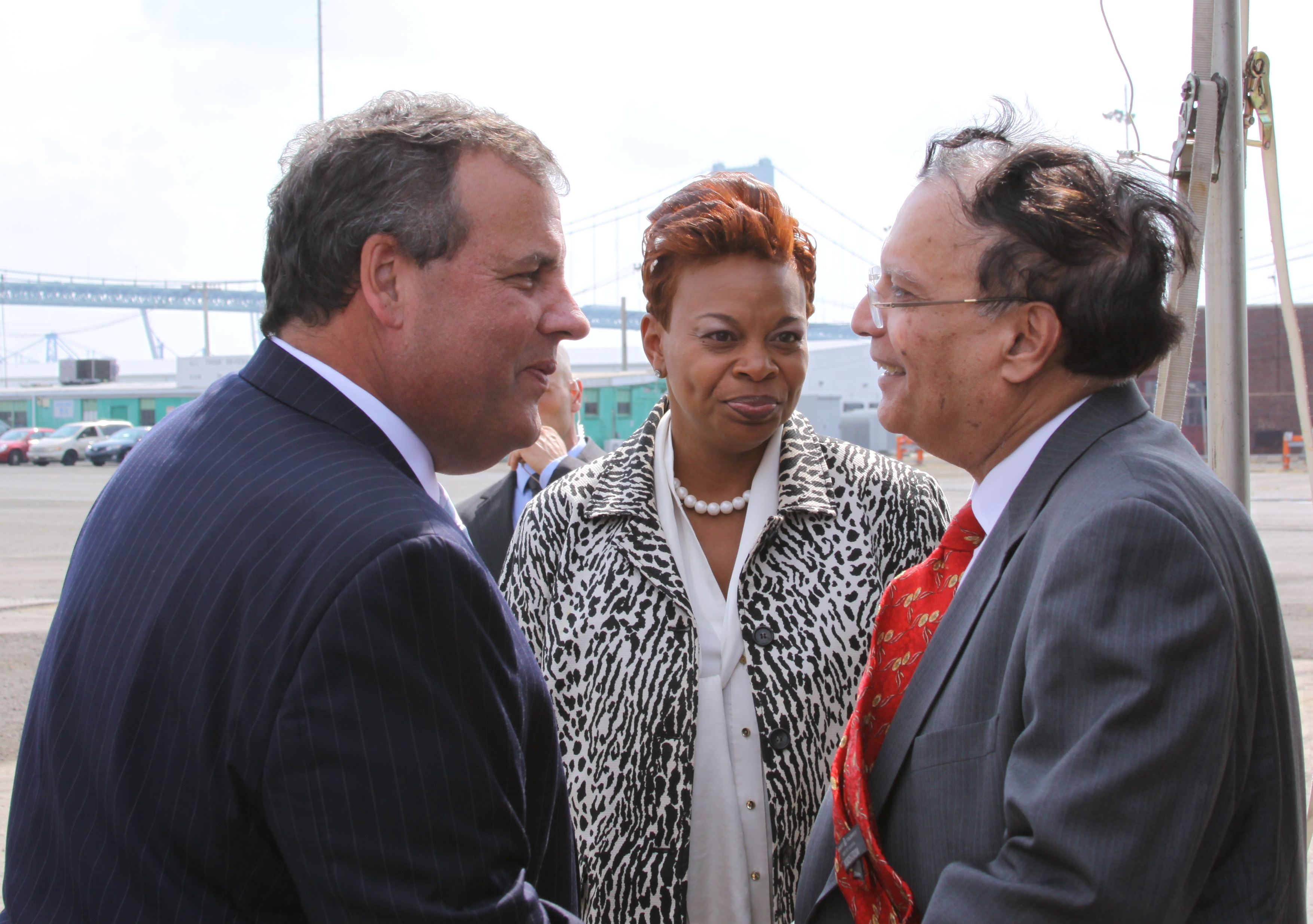 NJ Governor Chris Christie, Camden Mayor Dana Redd, and Holtec President and CEO, Dr. Krishna Singh
meet at the July 14 press conference