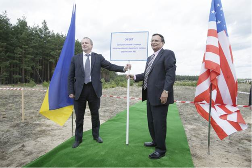 Energoatom President Yuriy Nedashkovsky (L) and Holtec President and CEO Dr. Kris Singh (R) plant the site placard
