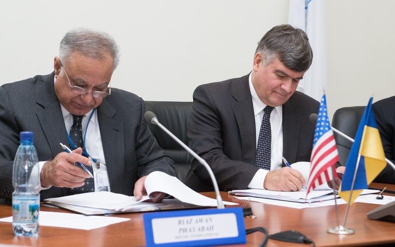Holtec’s Senior Vice President of International Operations, Riaz Awan, (Left) and Energoatom’s AtomProjectEngineering General Director, Oleksandr Rybchuk, (Right) Sign a Contract Amendment Document Firming up the Project Schedule.
