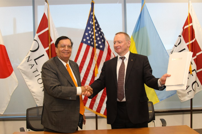Dr. Kris Singh and Yuriy Nedashkovsky after document signing